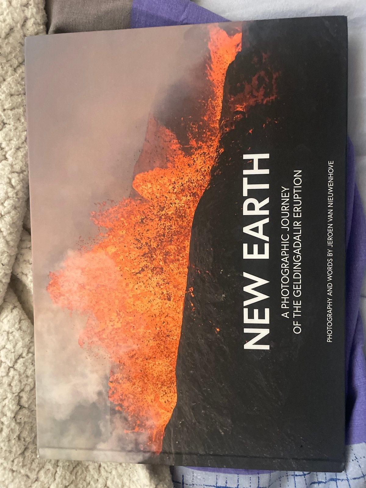 New Earth - Jeroen van Nieuwenhove / Geldingadalir Eruption, Ophalen of Verzenden, Zo goed als nieuw, Fotografie algemeen
