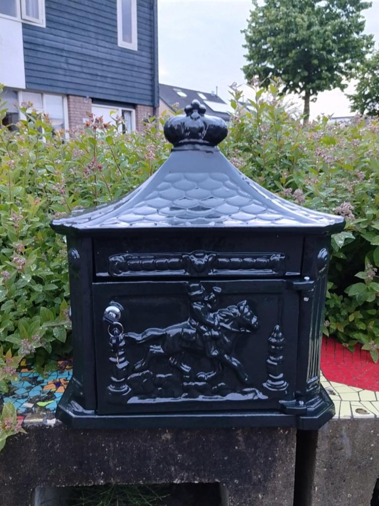 Antieke gietijzeren brievenbus met paard en ruiter, Ophalen of Verzenden, Gebruikt, IJzer, Wandbrievenbus