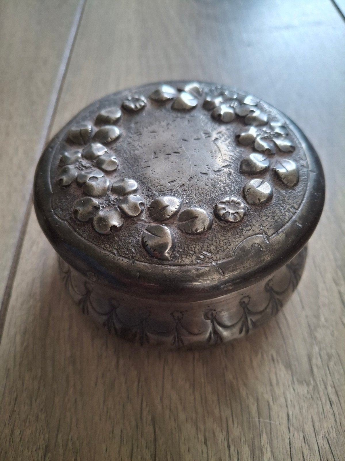 Antiek zilverkleurige doosje met bloemmotief, Antiek en Kunst, Ophalen of Verzenden