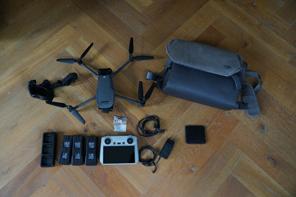 DJI Mavic 3 Fly More Combo – complete set, Extra accu('s), Gebruikt, 30 tot 45 minuten, Cameradrone