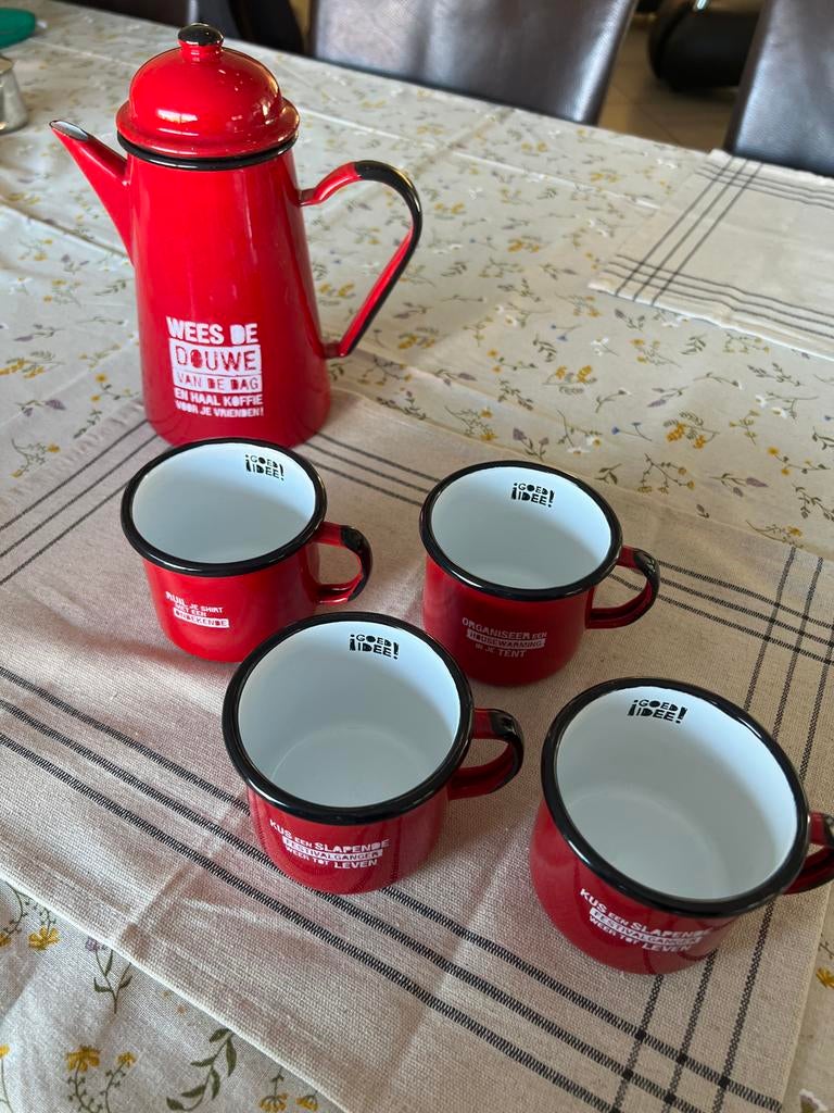 Rode emaille douwe egberts koffiekan met 4 bekers, Ophalen of Verzenden