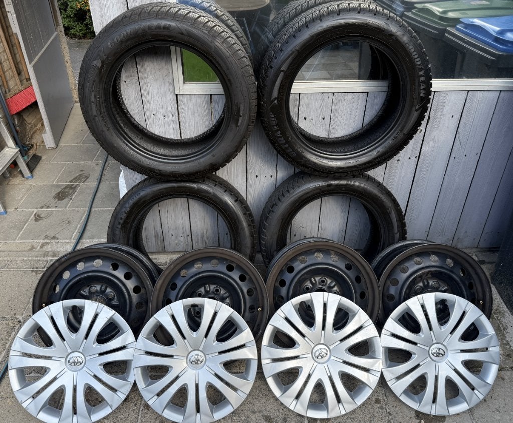 Winterbanden met velgen met originele Toyota wieldoppen, Ophalen, Gebruikt, 16 inch, Banden en Velgen