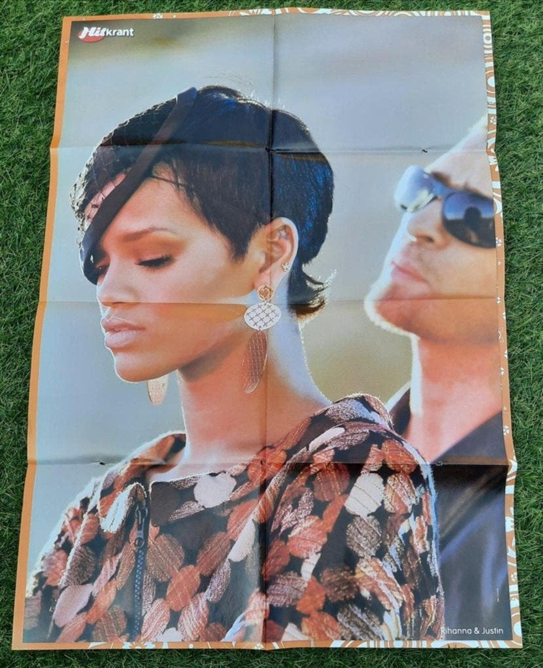 Grote Poster Hitkrant 2009 Rihanna & Justin / Corbin Bleu, Verzamelen, Ophalen of Verzenden, Gebruikt, A1 t/m A3, Muziek