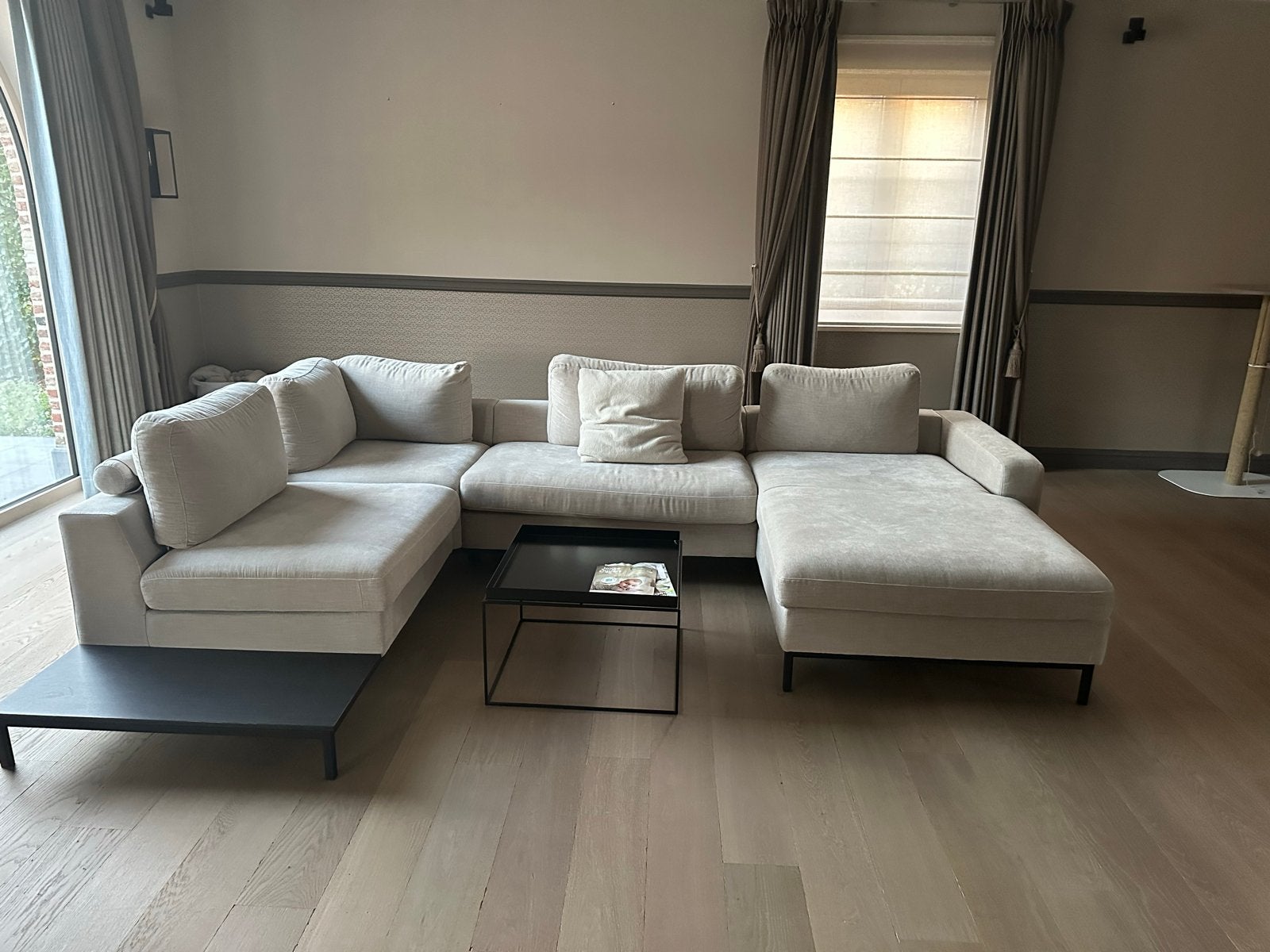 Moderne toffee U-vormige bank met zijtafel en zwarte poten, Ophalen, Gebruikt, Stof