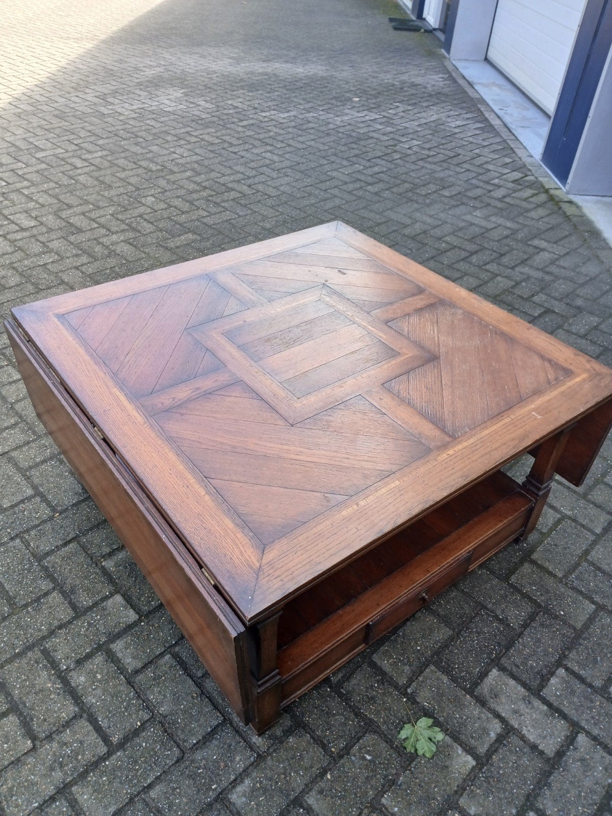 Uitschuifbare salontafel met intarsia, Ophalen