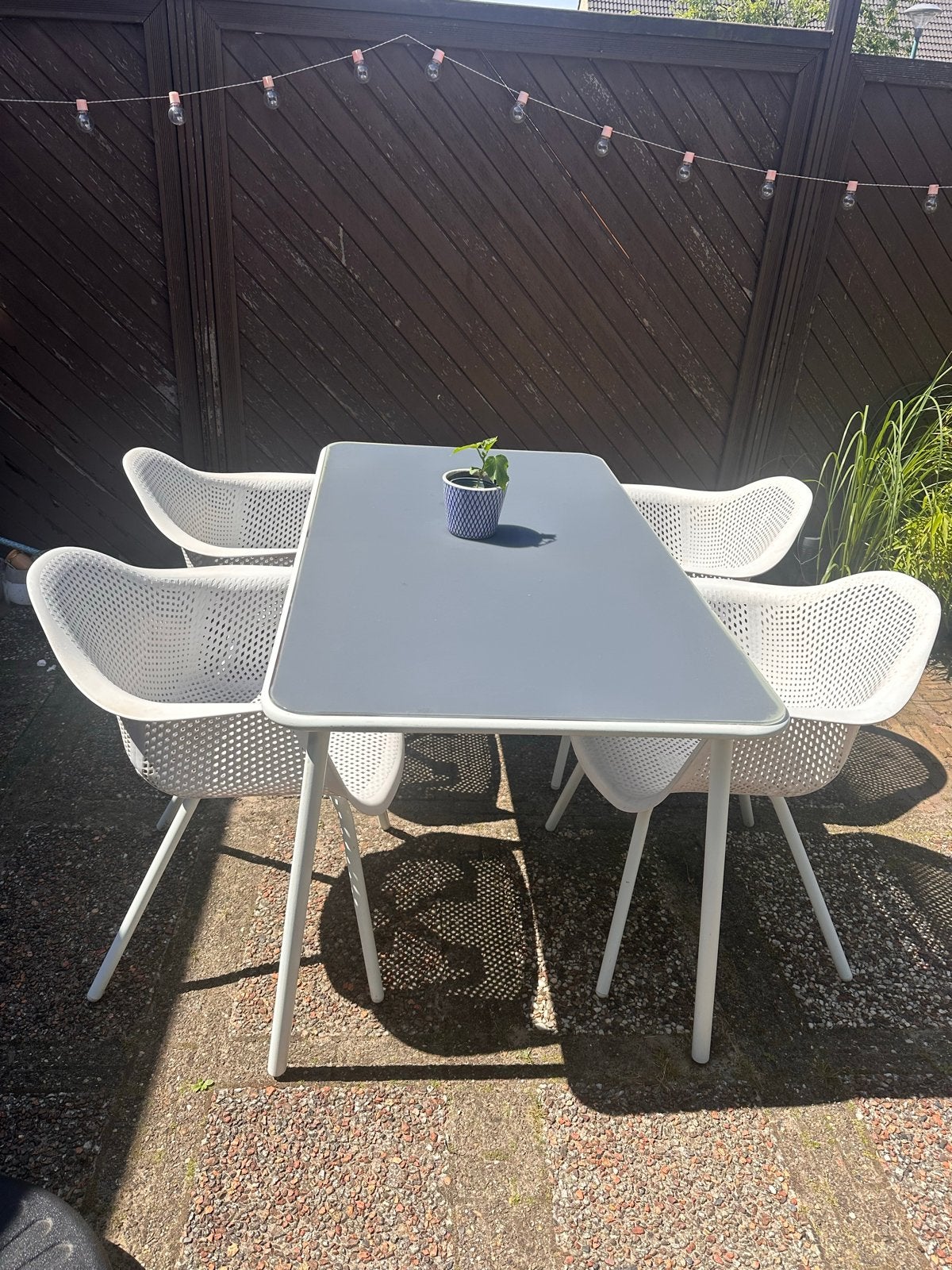 Moderne tuinset: tafel met glazen blad en 4 witte kuipstoele, Tuin en Terras, Tuinsets en Loungesets, Ophalen, 4 zitplaatsen, Kunststof