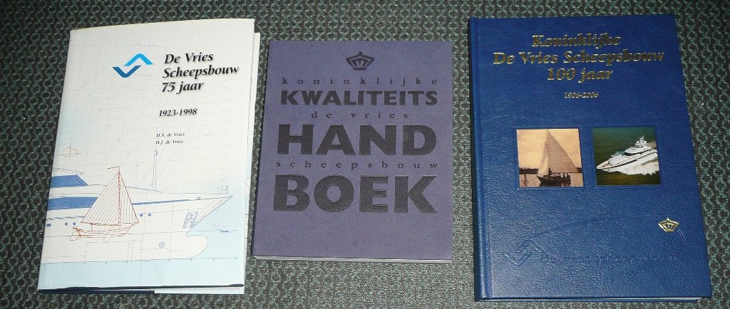 3 boeken over Koninklijke De Vries Scheepsbouw ., Ophalen of Verzenden, 20e eeuw of later, Zo goed als nieuw, 3 boeken over Koninklijke De Vries Scheepsbouw .