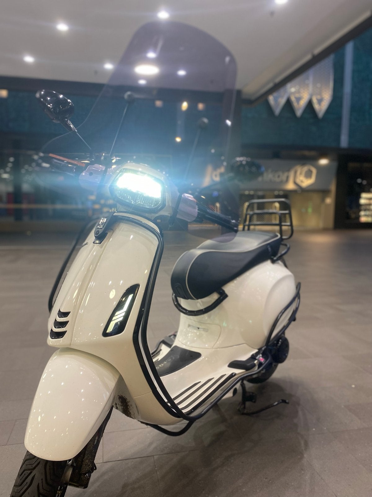 Vespa Sprint 2024 Full Option | 1e Eigenaar | GPS, Ophalen, Maximaal 45 km/u, Vespa S, Zo goed als nieuw