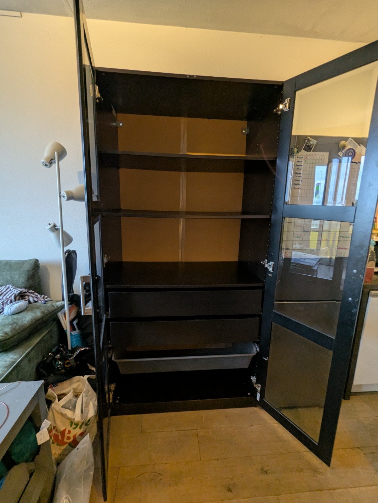 Foto 6 van IKEA Zwarte (servies)kast met glazen deuren en lades