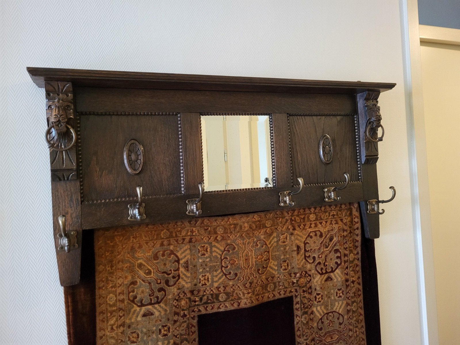 Antieke houten wandkapstok met spiegel en leeuwenkoppen, Gebruikt, Minder dan 100 cm, Hout, Ophalen