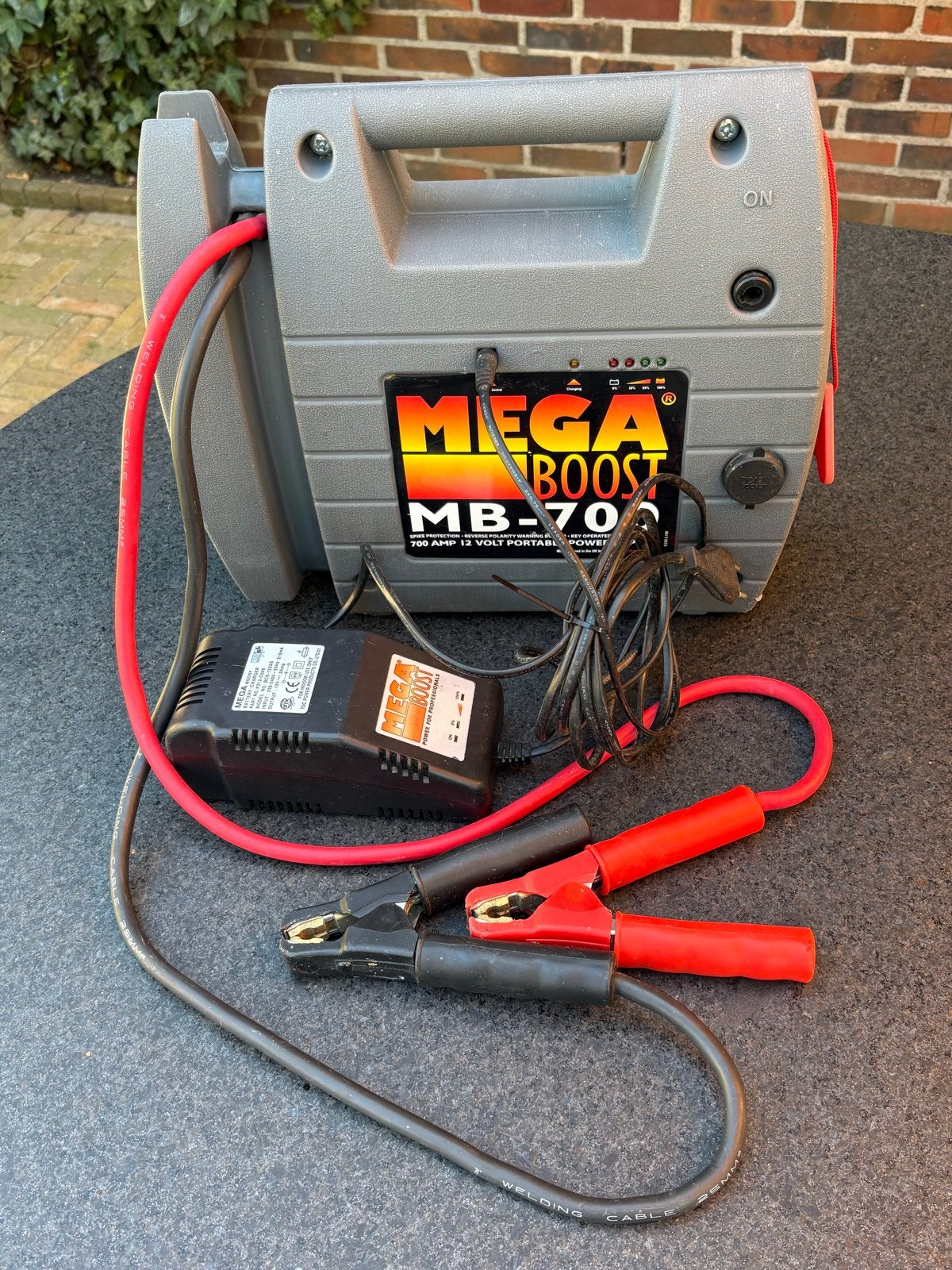 Mega Boost MB-700 Draagbare Startbooster 700 Amp 12 Volt, Verzenden, Zo goed als nieuw