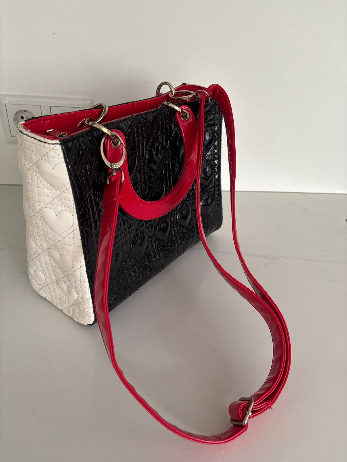 Stijlvolle Zwart-Rood-Witte Handtas met Hartjespatroon, Ophalen of Verzenden, Zo goed als nieuw, Zwart, Handtas