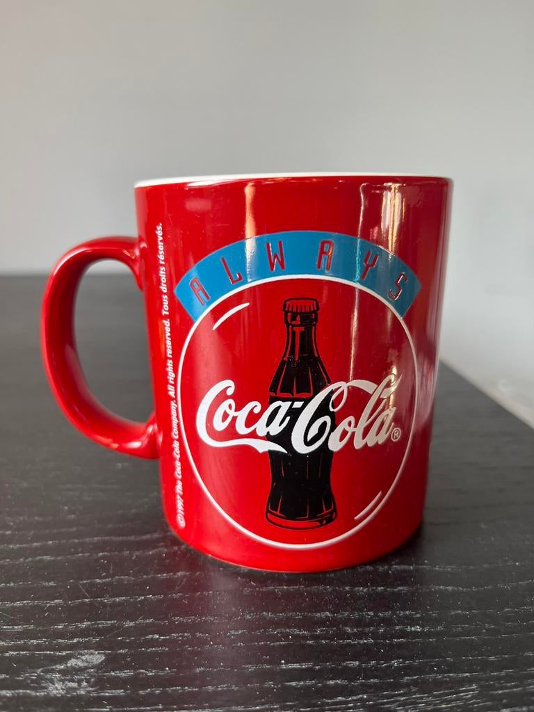 Unieke vintage retro rode coca cola mok beker uit 1997, Ophalen of Verzenden, Zo goed als nieuw, Gebruiksvoorwerp