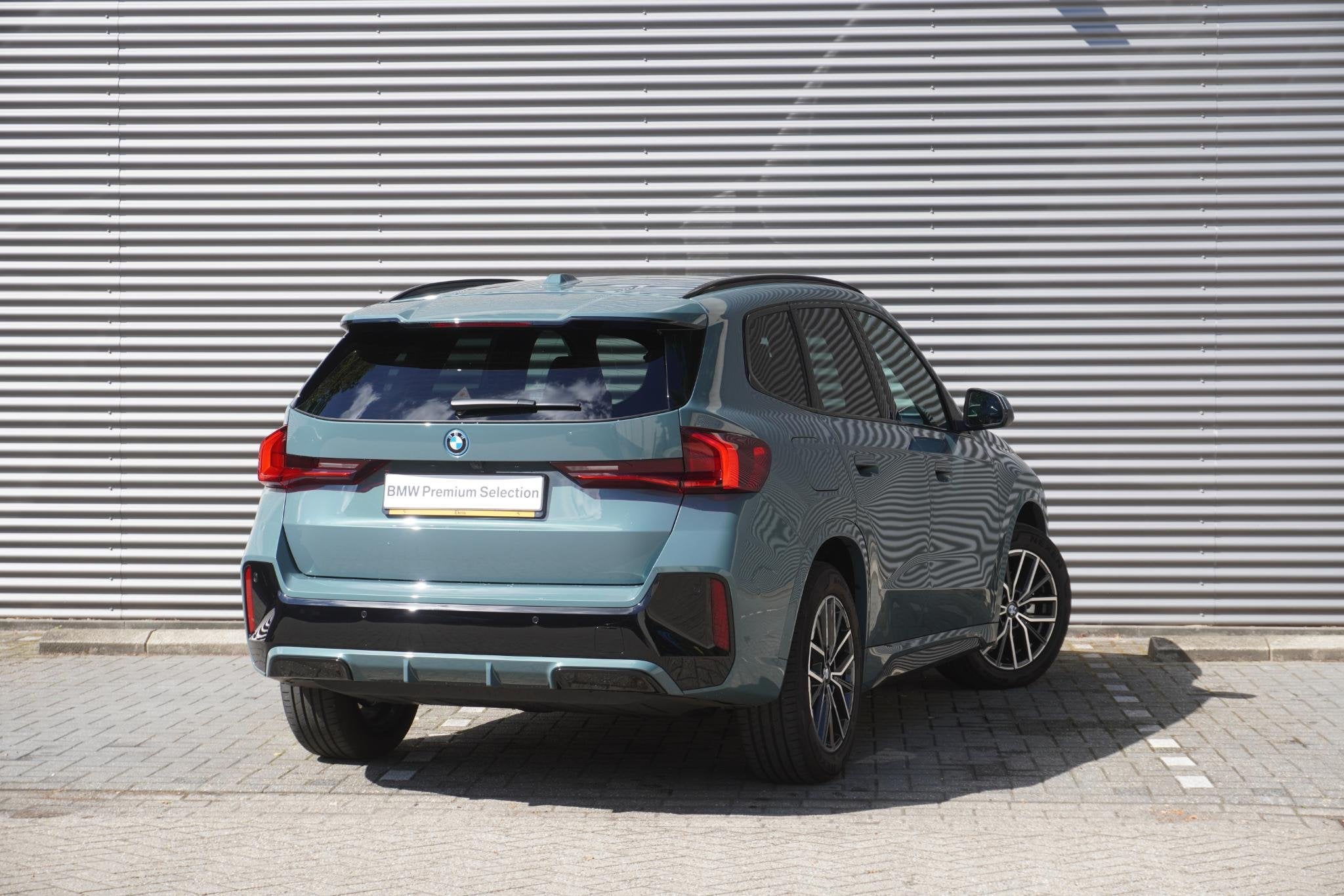 BMW iX1 eDrive20 | M Sportpakket | Getinte ramen | 18 inch L, Auto's, Dealer onderhouden, Gebruikt, Met garantie (alle), 204 pk