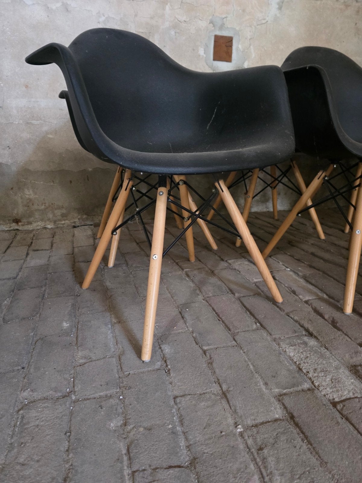 5 zwarte stoelen met houten onderstel, Gebruikt, Zwart, Modern, Vijf, Zes of meer stoelen