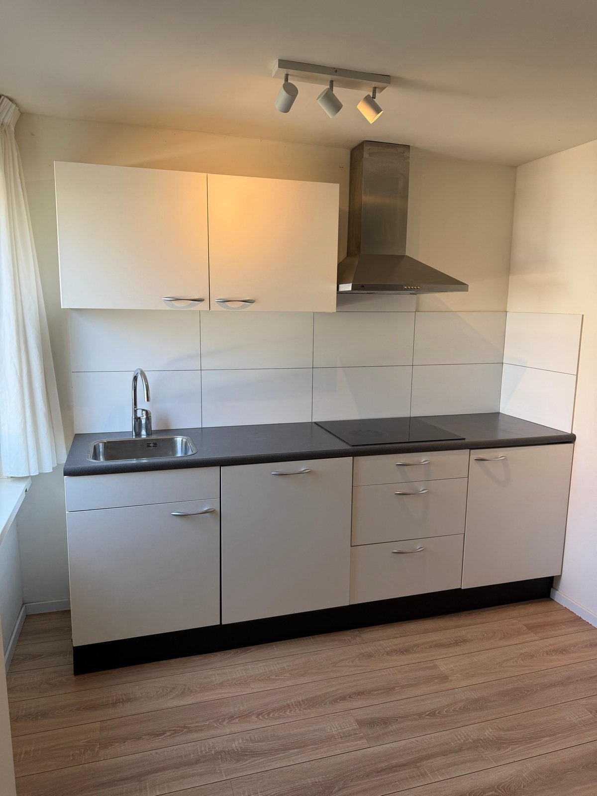 Complete Bribus keuken met Etna inbouwapparatuur, Ophalen, Gebruikt, Wit, Enkelwandige keuken