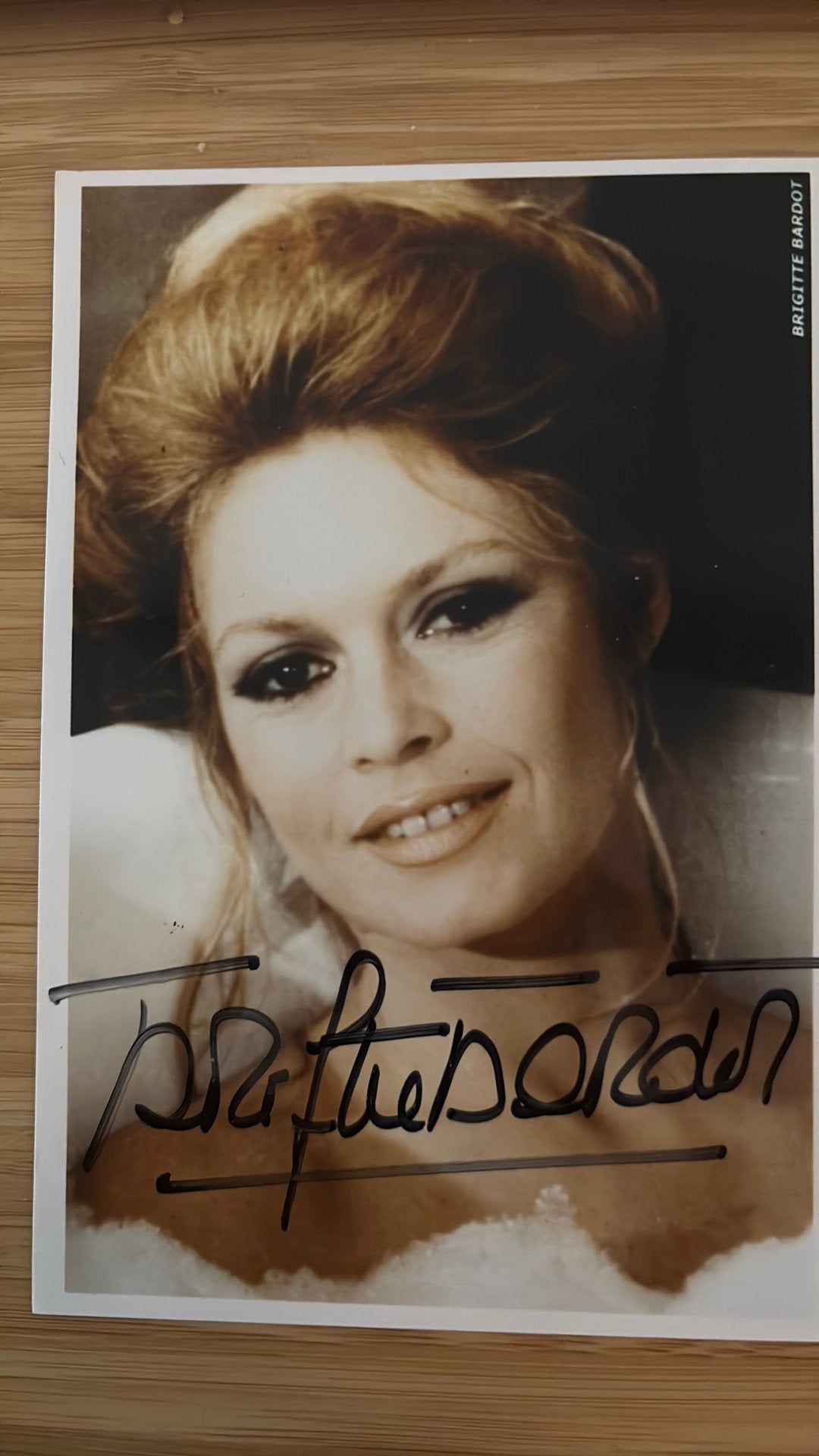 Brigitte Bardot FOTO met mooi gezette ECHTE handtekening, Verzamelen, Ophalen of Verzenden, 1980 tot heden, Ongelopen, Sterren en Beroemdheden