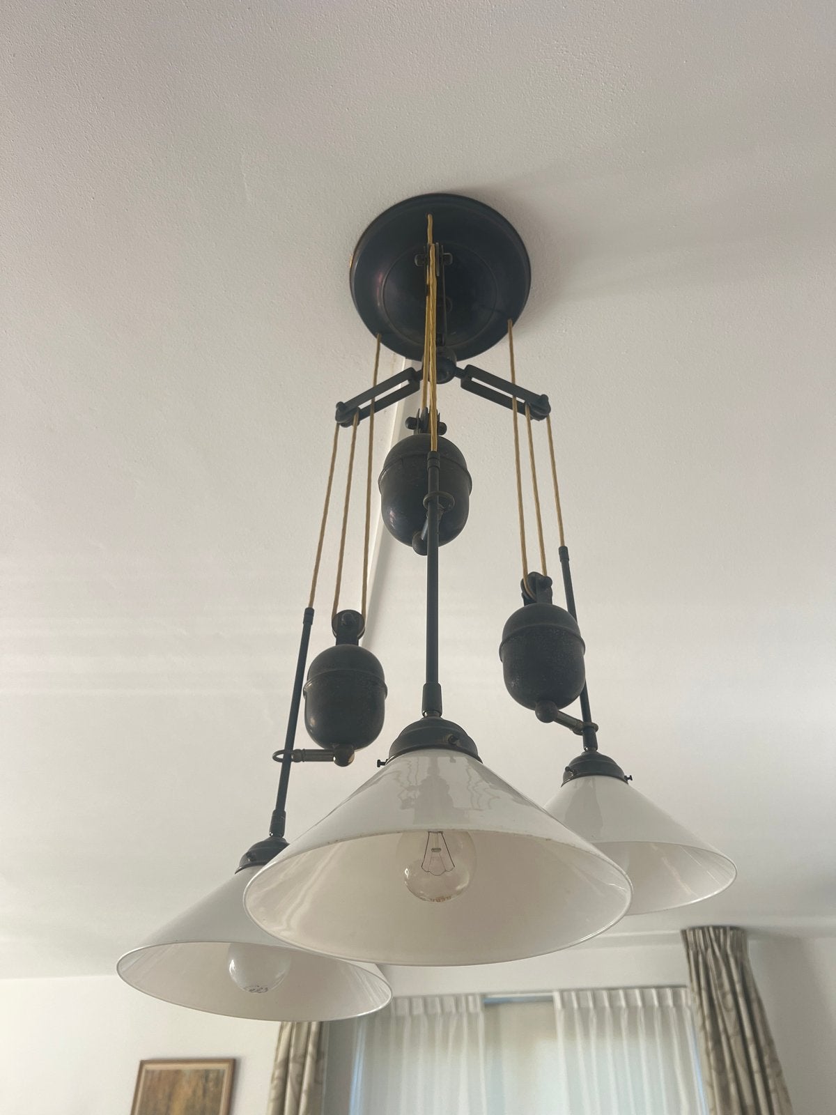 Plafondlamp messing met katrollen en melkwitte kapjes, Ophalen