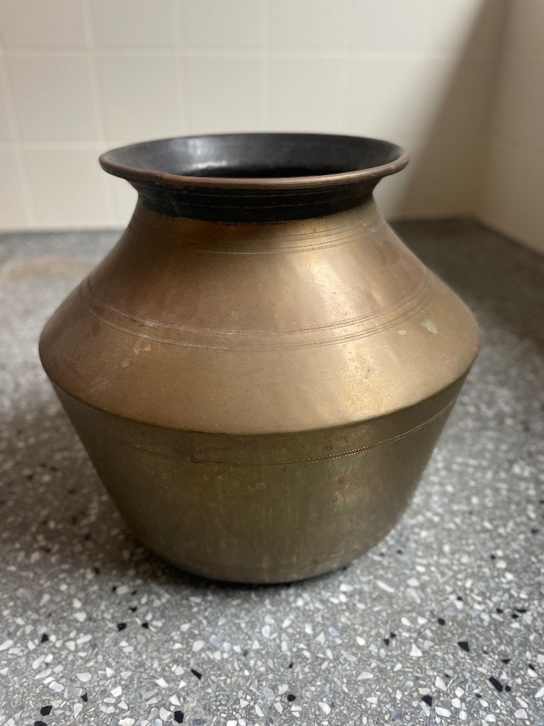 Traditionele Indiase waterpot, waterkruik, Ophalen