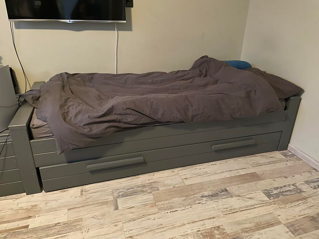 Woood bed Dennis donkergrijs met (logeer)lade, Ophalen, 90 cm, Eenpersoons, 200 cm