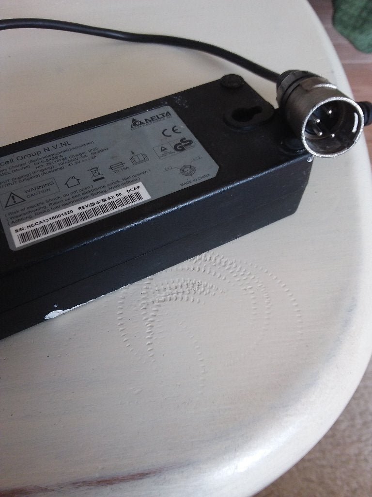 Acculader 42v /2a 4 polig, Ophalen, Gebruikt