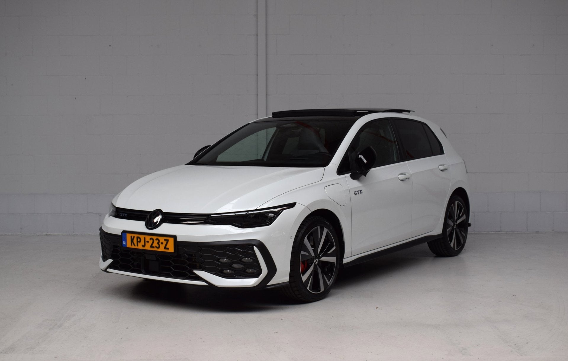 Volkswagen GOLF 1.5 eHybrid GTE PANORAMADAK / HEAD-UP / 360C, 77 km/l, Euro 6, 4 cilinders, Wit