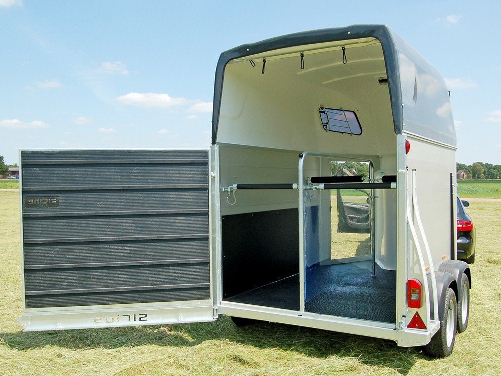 Gezocht aluminium 2 paardstrailer met deur/klep combinatie, Ophalen of Verzenden