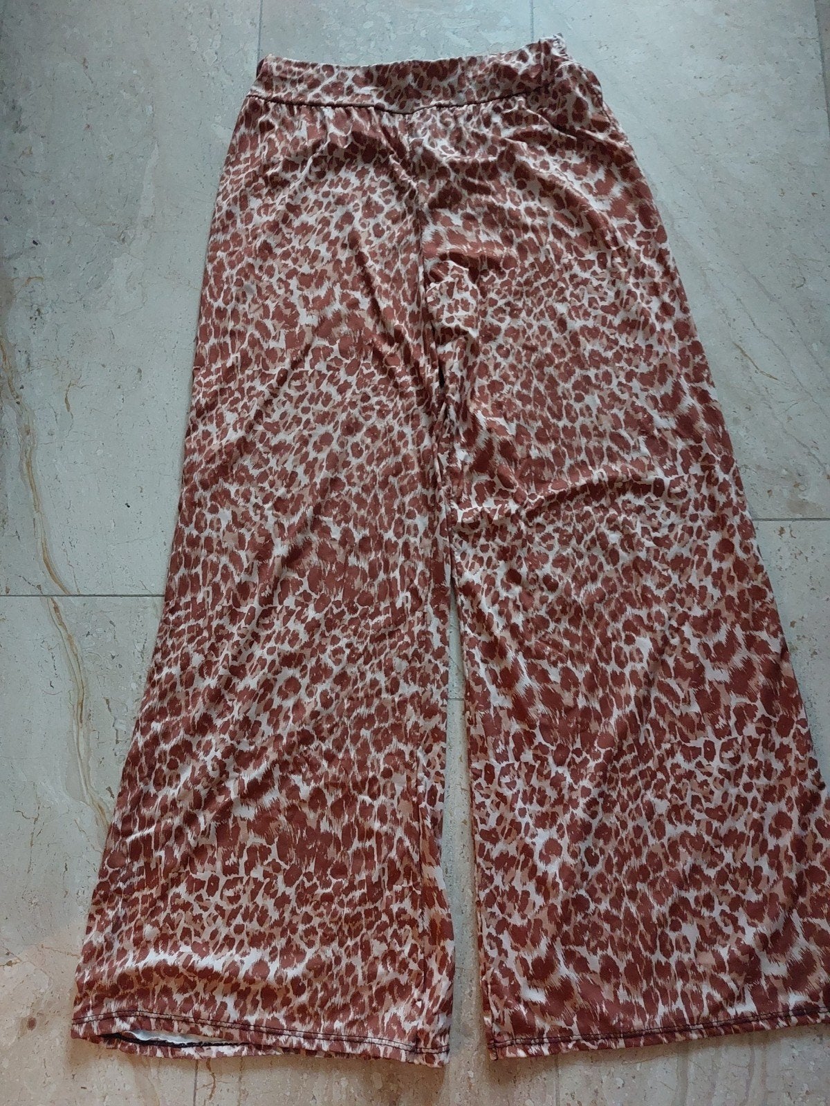 Bruine luipaardprint broek, wijd model, Kleding | Dames, Maat 38/40 (M), Ophalen of Verzenden, Zo goed als nieuw, Lang