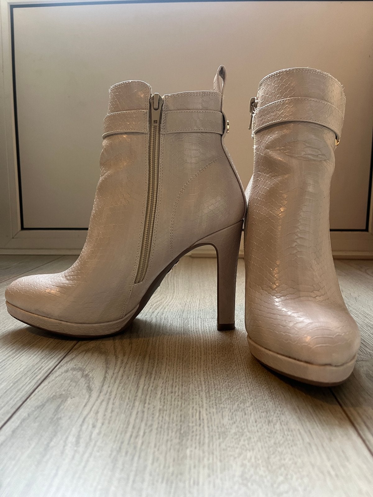 Buffalo enkellaarzen met hak - maat 39, Kleding | Dames, Beige, Lage of Enkellaarzen, Ophalen of Verzenden, Zo goed als nieuw
