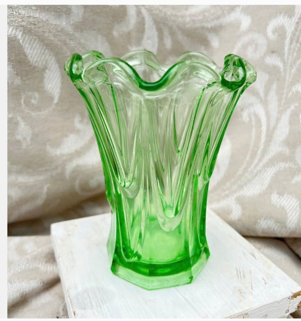 Vintage glazen Vaas Groen 15 cm, Antiek en Kunst, Antiek | Vazen, Ophalen of Verzenden