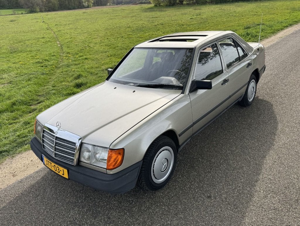 Mercedes 200D W124 9/1986 belastingvrij! km.historie 208 dkm, Auto's, Mercedes-Benz, Achterwielaandrijving, Zwart, Beige, Bedrijf