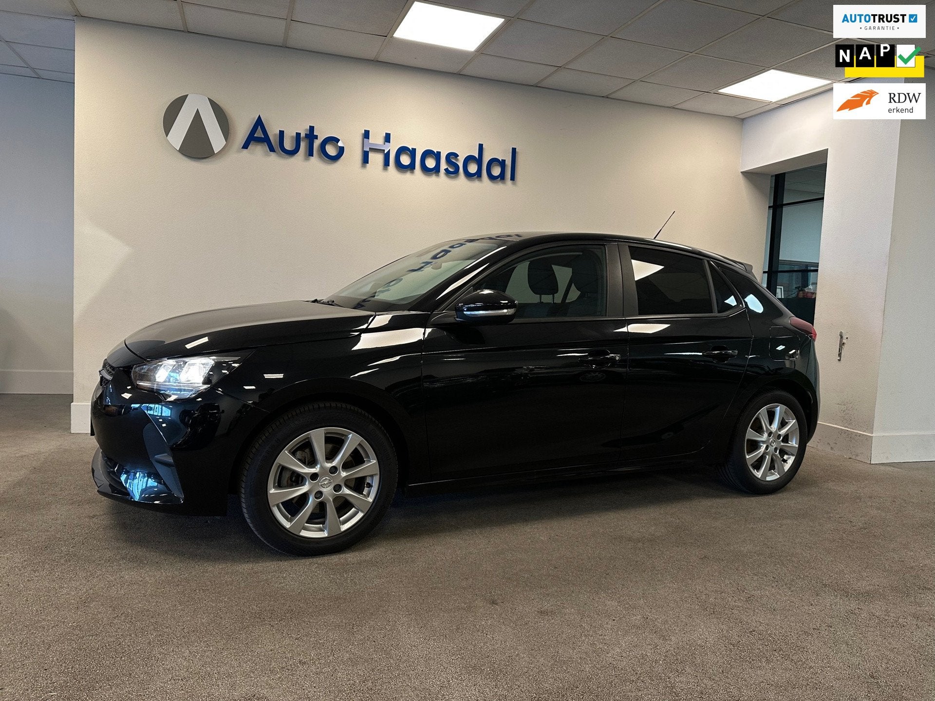 Opel Corsa 1.2|101PK|TREKHAAK|CARPLAY|BTW-AUTO|1E EIG.|NAP, Voorwielaandrijving, Gebruikt, Bluetooth, Origineel Nederlands