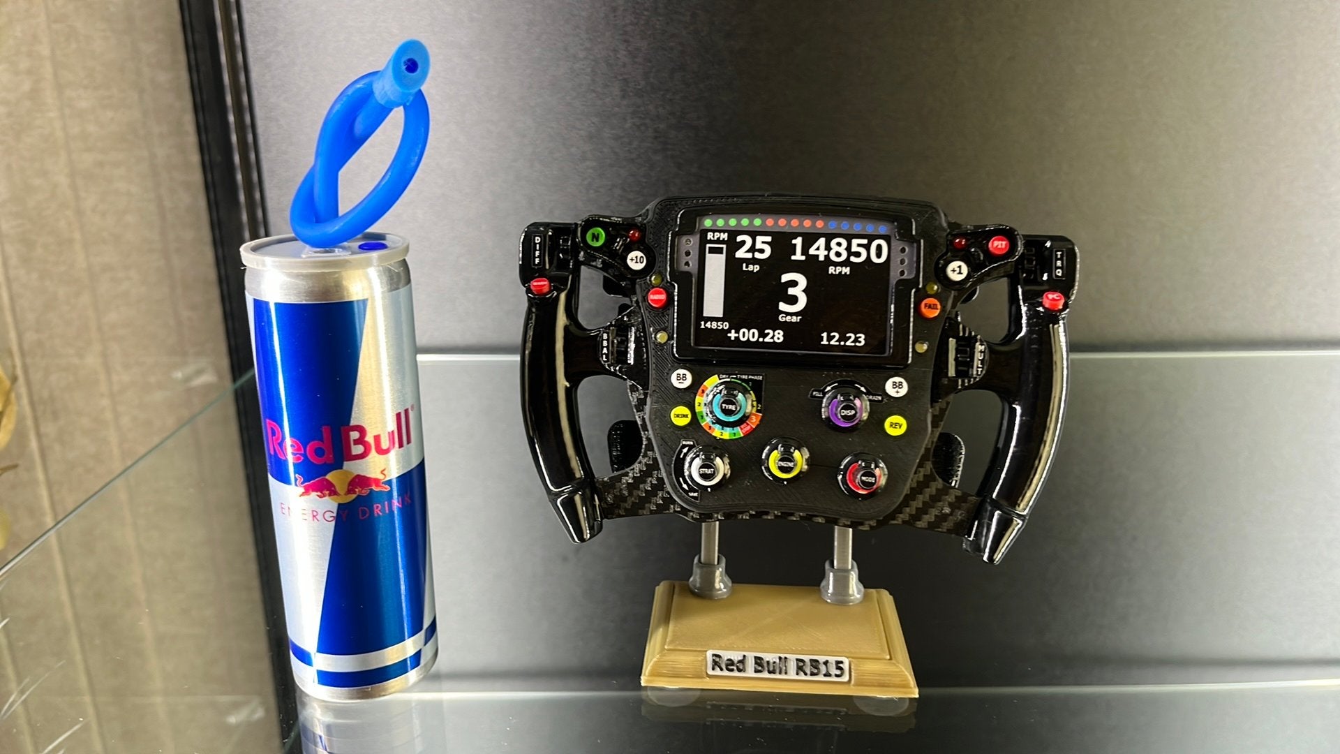 Schaal 1/2 F1 Formule 1 racestuur en bidon RB15, Ophalen of Verzenden, Zo goed als nieuw, Formule 1