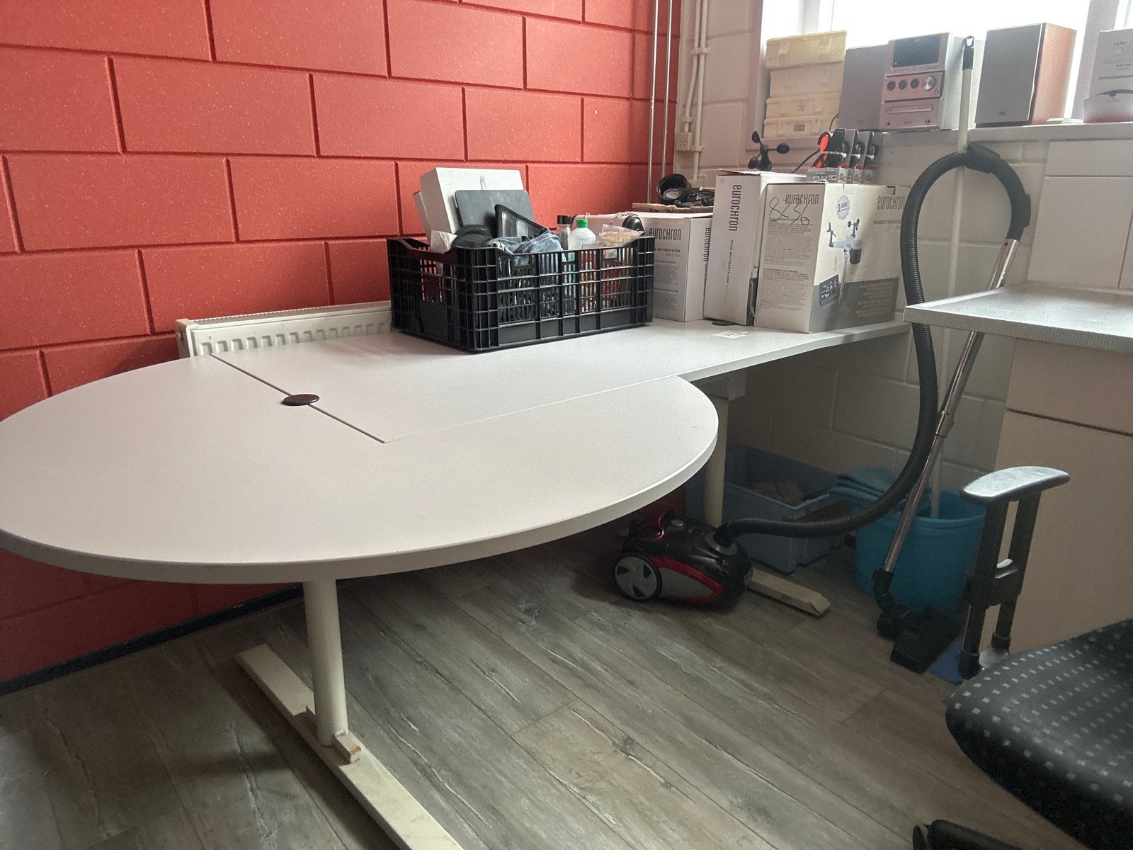 Grote witte tafel, ideaal voor kantoor of vergaderruimte, Ophalen, Overige typen, Gebruikt, Kabelgoot
