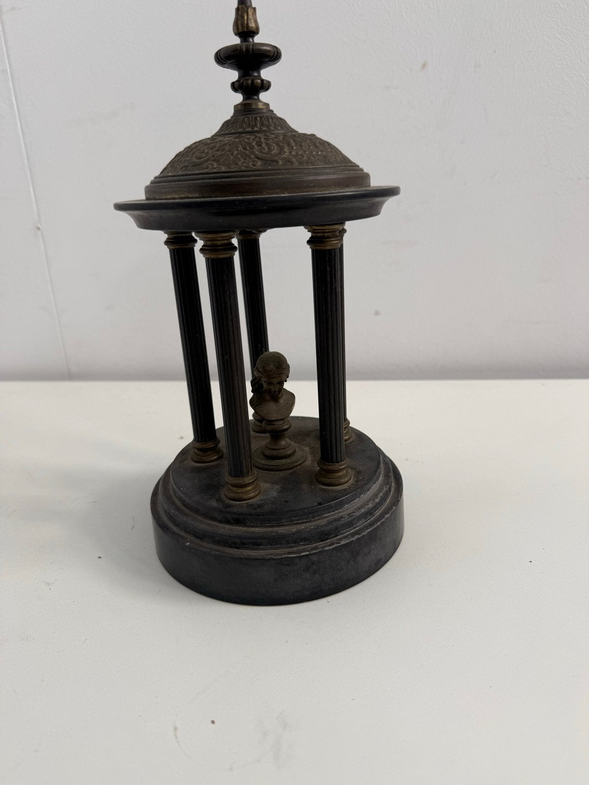 Antieke bronzen buste onder koepel, Ophalen of Verzenden
