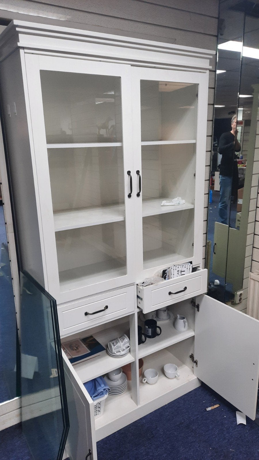 Witte vitrinekast met glazen deuren en opbergruimte, Ophalen