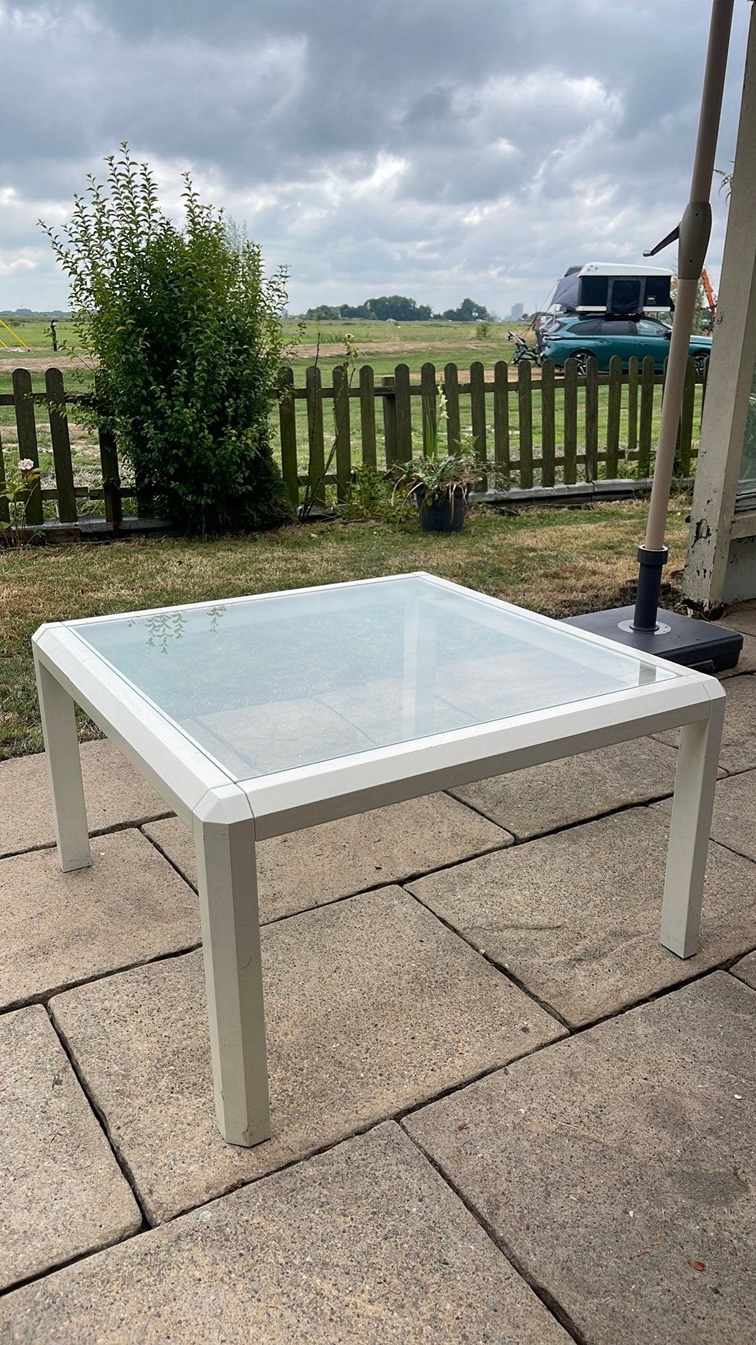 Vierkante wit houten salontafel met glazen blad, Ophalen, Gebruikt, 50 tot 100 cm, Vierkant