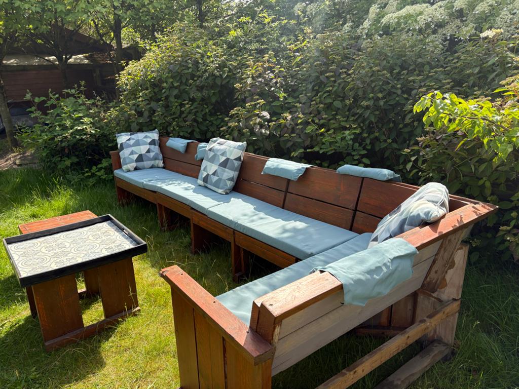 L-vormige houten loungeset met kussens en tafel, Ophalen, Gebruikt, 6 zitplaatsen, Loungeset