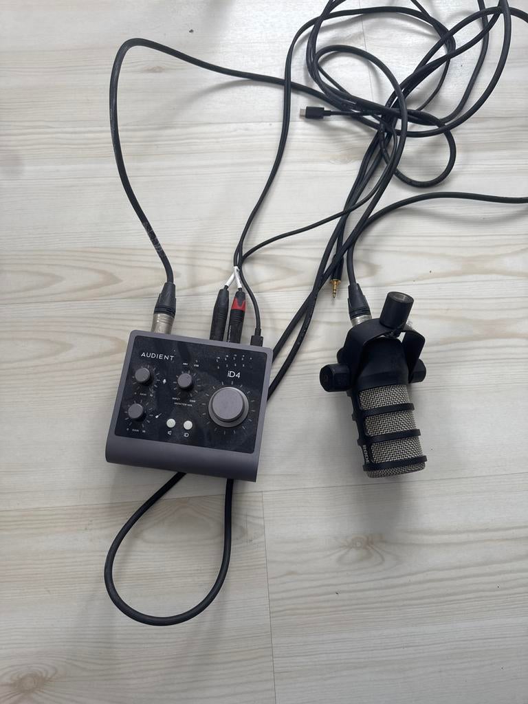 Rode Podmic + Audient ID4 + Statief - Complete Podcast Set, Muziek en Instrumenten, Microfoons, Ophalen of Verzenden, Zo goed als nieuw