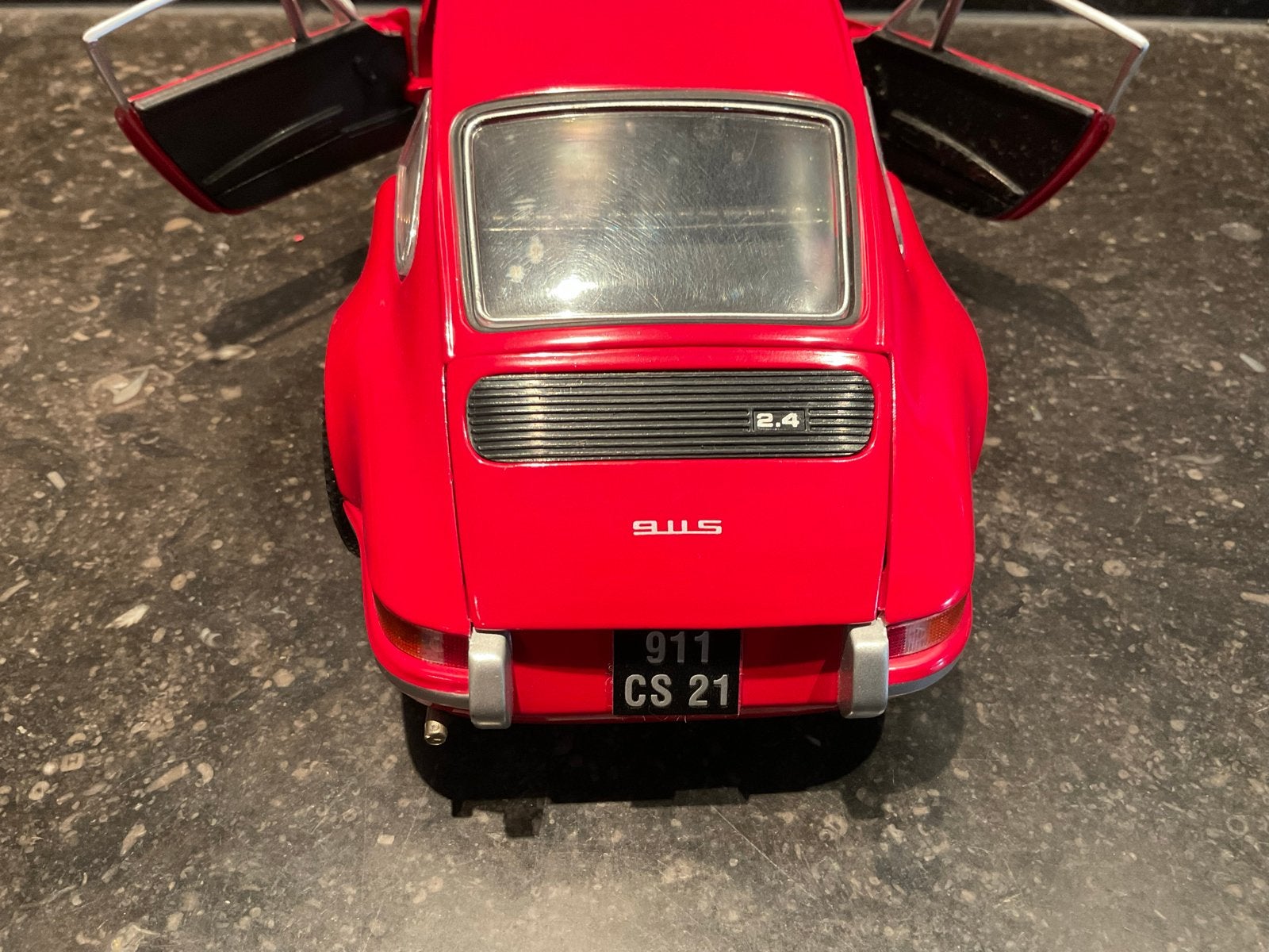 Schaalmodel Porsche 911S 2.4 - Universal Hobbies 1/18, Hobby en Vrije tijd, Modelauto's | 1:18, Ophalen of Verzenden, Gebruikt