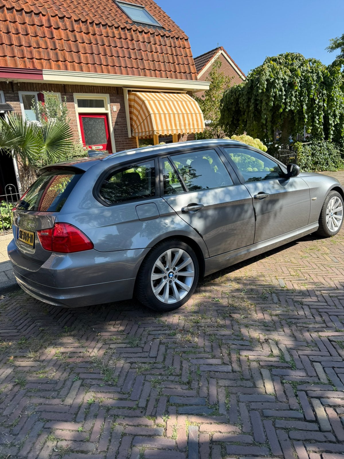 BMW 3-Serie 318i 143pk Aut. 2011 Grijs, Auto's, Automaat, 1995 cc, 1435 kg, Grijs