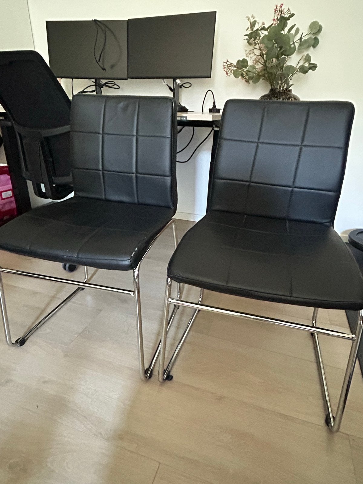 4 Zwarte Eetkamerstoelen met Metalen Onderstel, Huis en Inrichting, Stoelen, Ophalen, Kunststof, Gebruikt, Twee