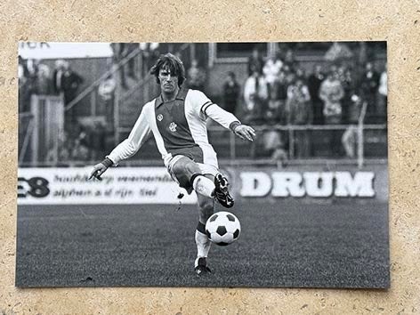 Originele zwart/wit foto 20x30 cm Ajax Ruud Krol in aktie, Verzenden, Nieuw, Ajax, Poster, Plaatje of Sticker