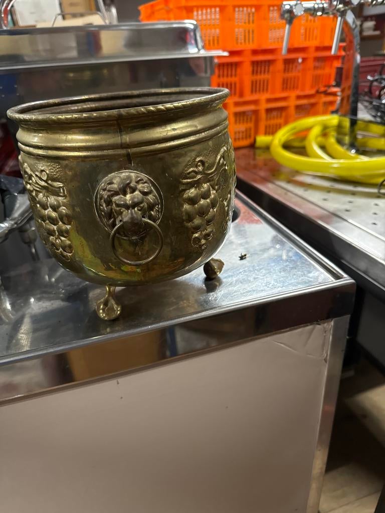 Antieke Messing Pot met Leeuwenkoppen en Druivenmotief, Ophalen, Brons