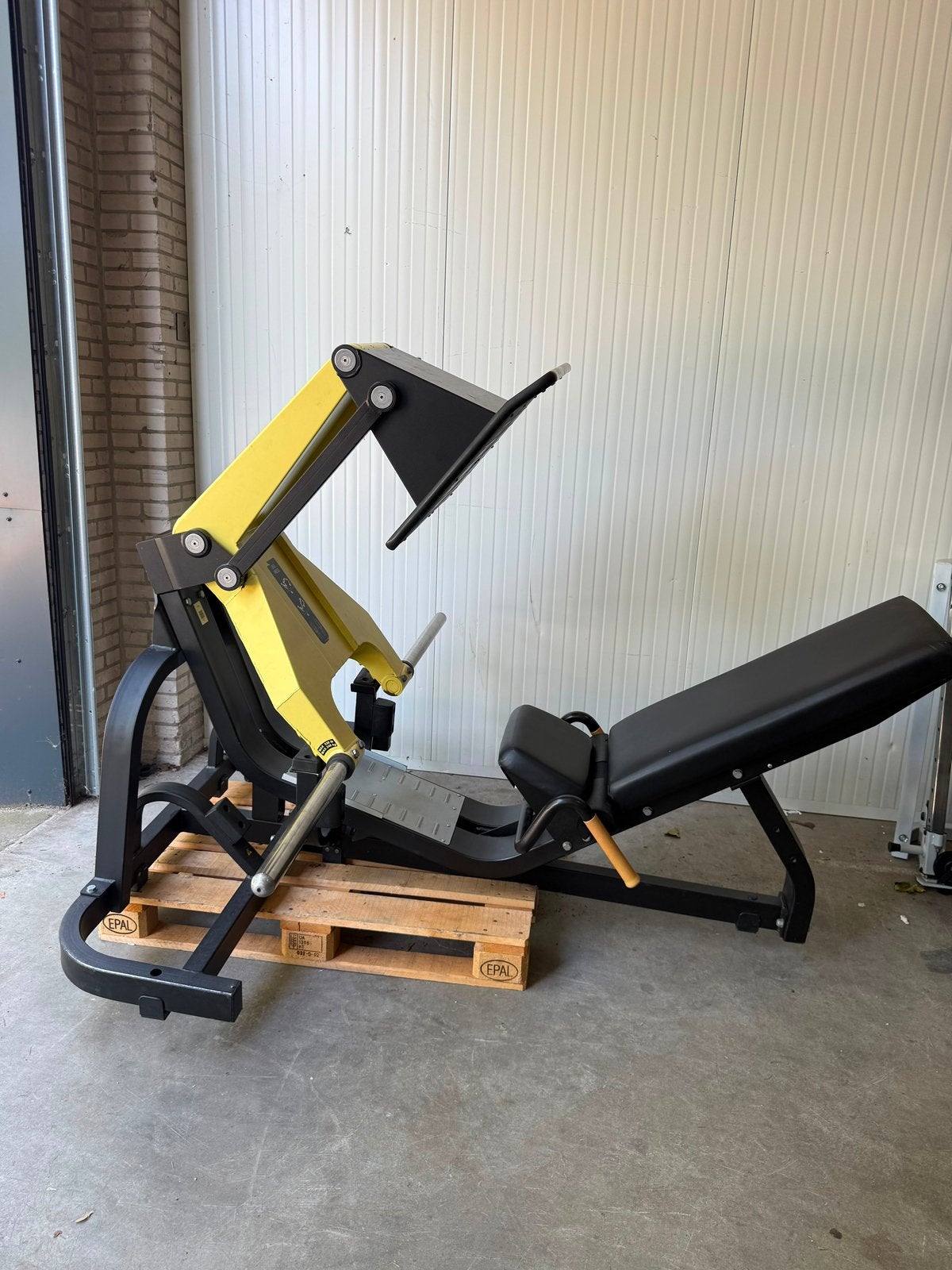 Technogym pure strength squat press / leg press / fitness
