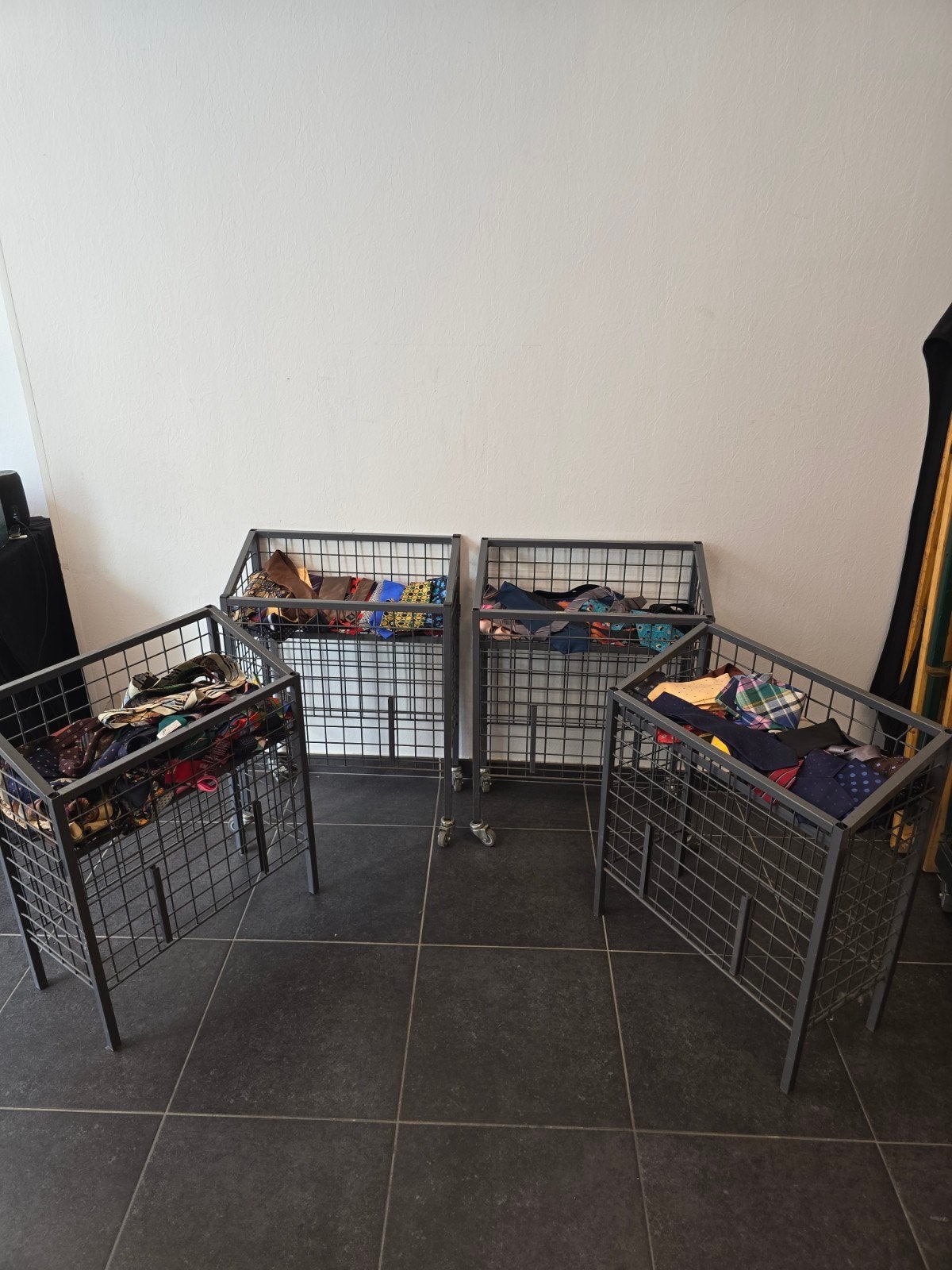 Stortmand draad met wielen - Super handig!, Ophalen, Gevlochten, Mand, Zo goed als nieuw