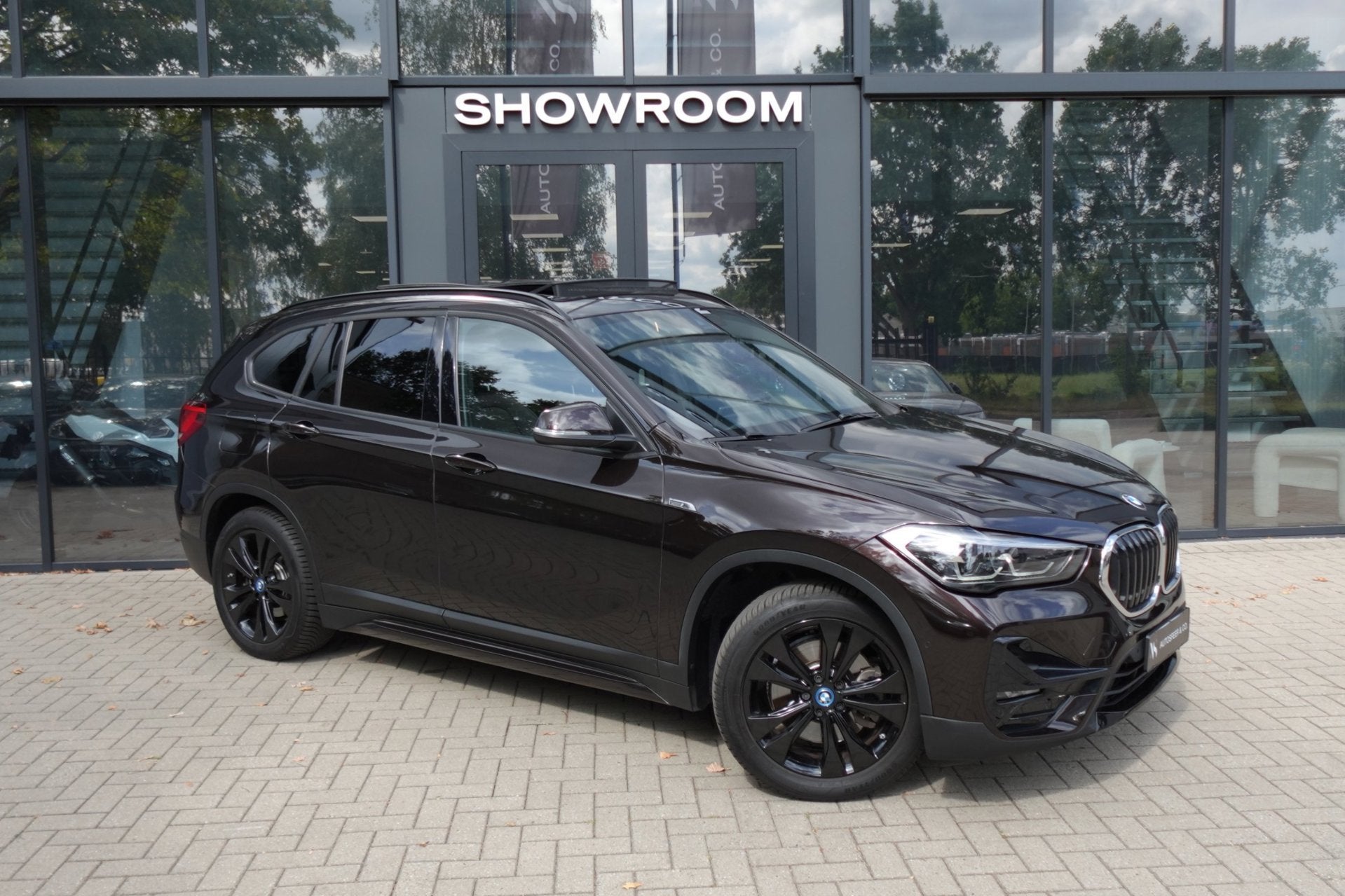 BMW X1 XDrive25e High Executive PANO KEYLESS CAM, Auto's, BMW, Gebruikt, Zwart, Bruin, Bedrijf