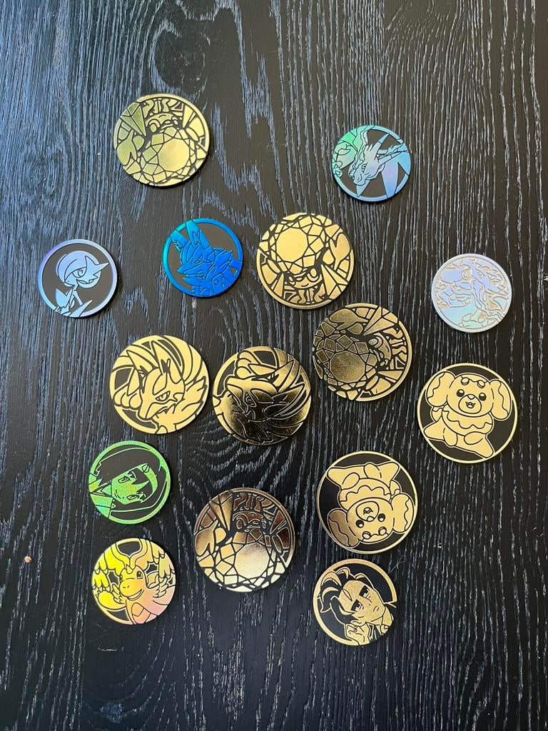 15 Pokemon munten uit ETB’s incl metalen charizard munt, Ophalen of Verzenden, Zo goed als nieuw, Overige typen