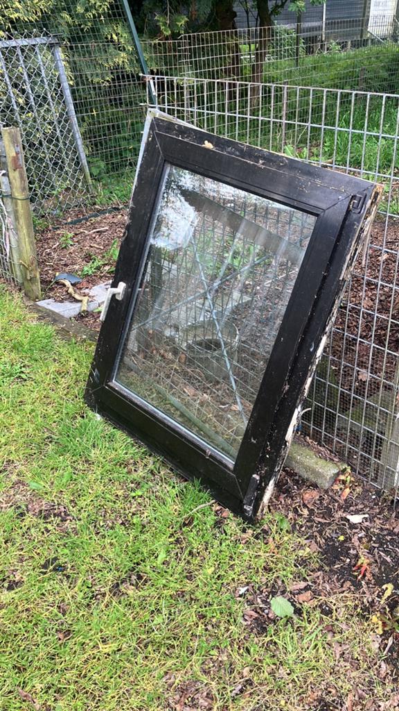 Gebruikt raam met dubbelglas, zwart kozijn, Doe-het-zelf en Verbouw, Glas en Ramen, Ophalen, Gevelraam of Ruit, Gebruikt, Minder dan 80 cm