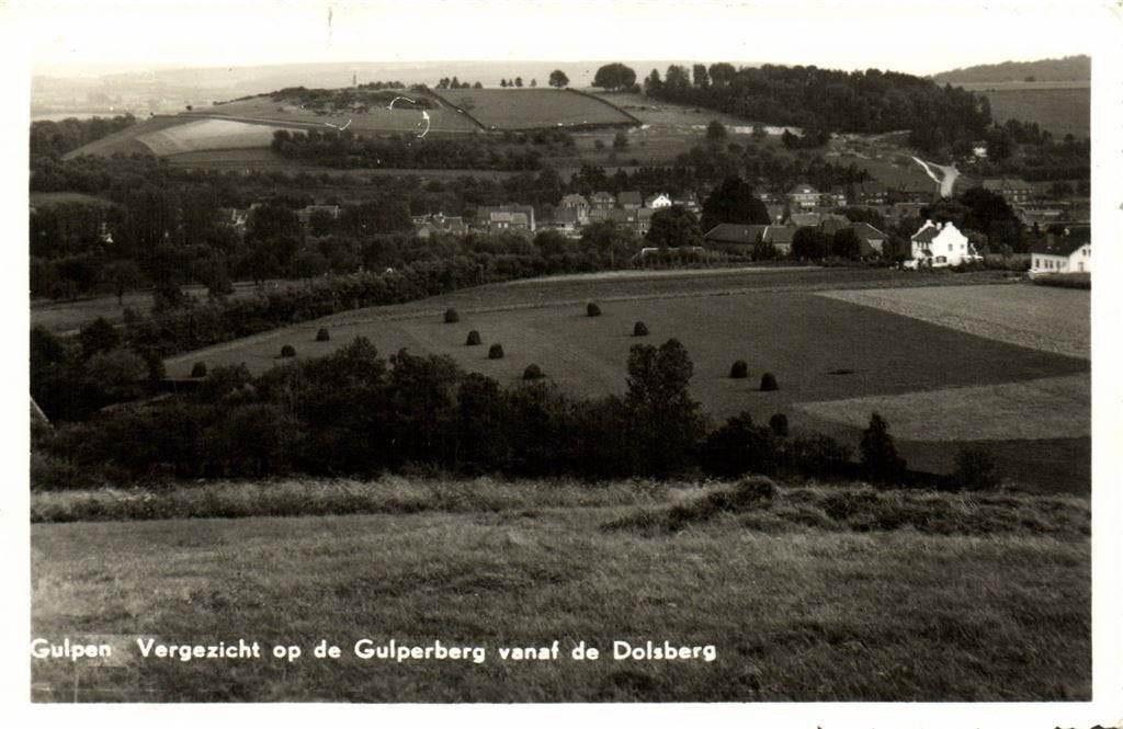 Gulpen - Vergezicht op de Gulperberg vanaf de Dolsberg - 195, Ophalen of Verzenden, 1940 tot 1960, Gelopen, Limburg